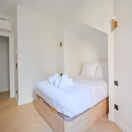 Sumptuous & Serene Parisian Flat Exterior photo