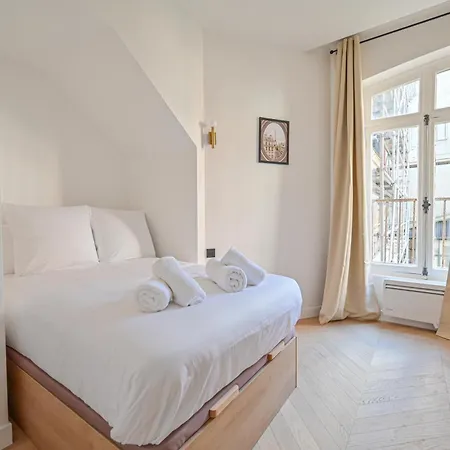 Sumptuous & Serene Parisian Flat Exterior photo